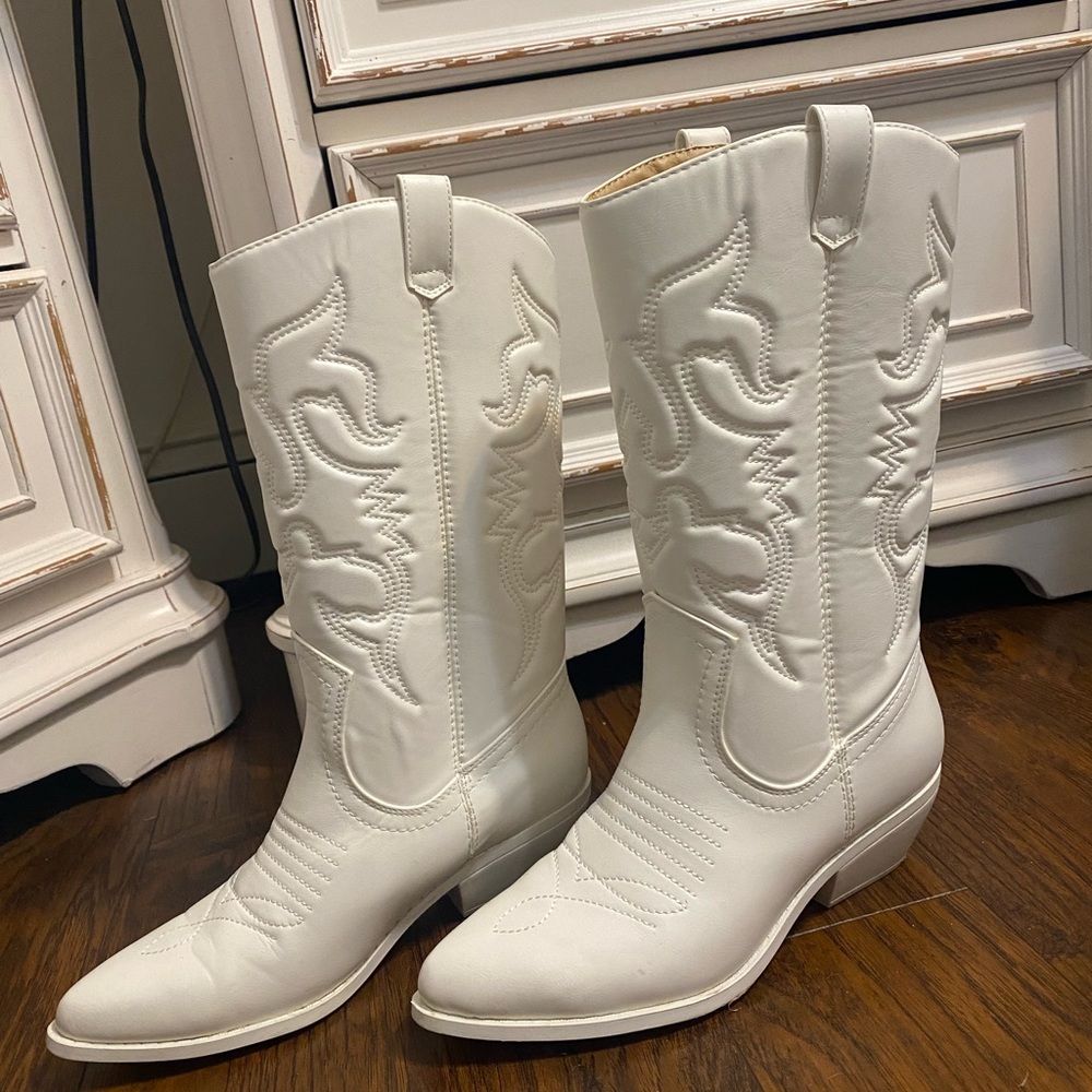Women’s white cowboy boots